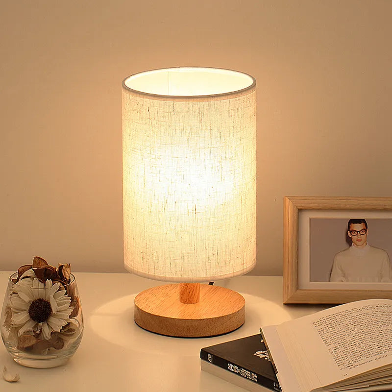 Nordische Nachttischlampe – Dimmbares Wohlfühllicht in Holzoptik